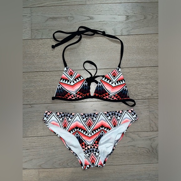 Bikinis - Picture 2 of 3